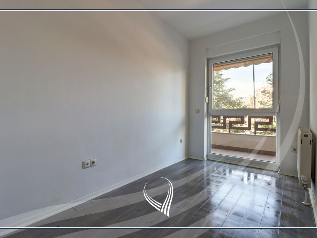 Office with 3 working rooms for rent in the neighborhood Mati 1 - Rruga B4