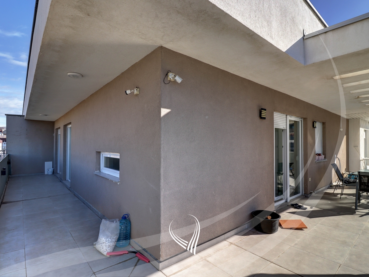 Penthouse me 3 dhoma gjumi në shitje në lagjen Mati 1 – Rruga B14