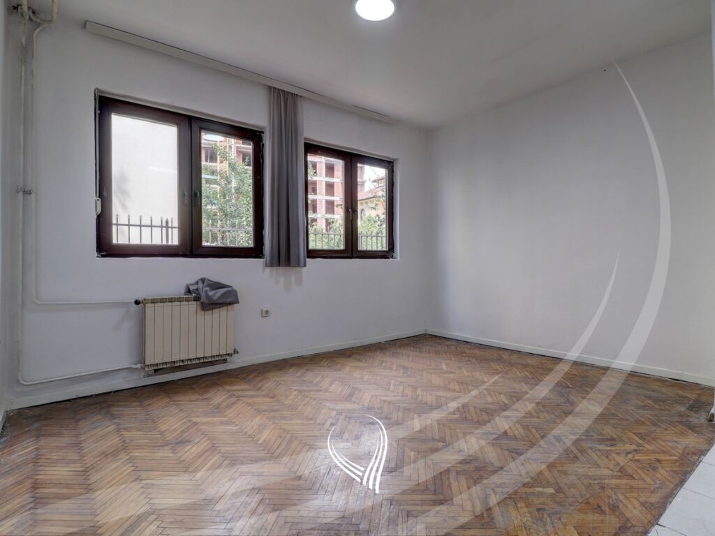 Zyre me 8 dhoma pune me qira në lagjen Aktash10