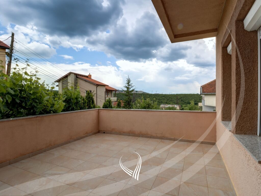 Shtëpi 500m2 në shitje në Matiçan12