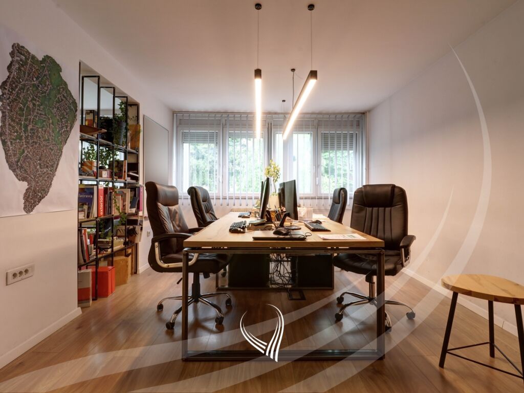 Office with 4 working rooms for rent in the Ulpiana neighborhood