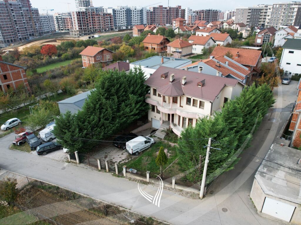 Shtëpi 300m2 në shitje në lagjen Mati 12