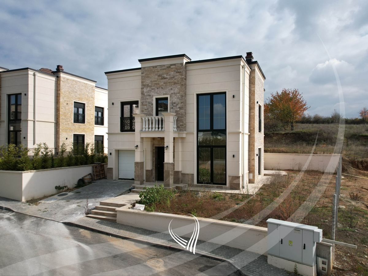 House with 299.81m2 for sale in the Royal Green Residence neighborhood - Zllatar