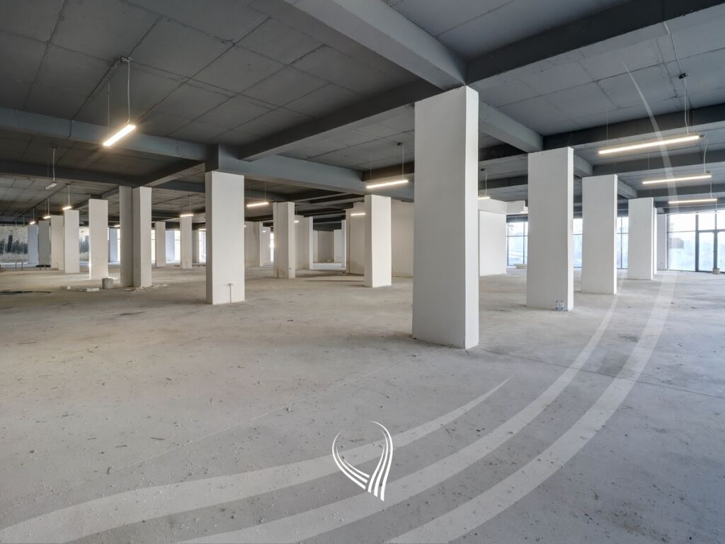 Lokal 1,424.50 m2 me qira në lagjen Kalabria – Emshir1