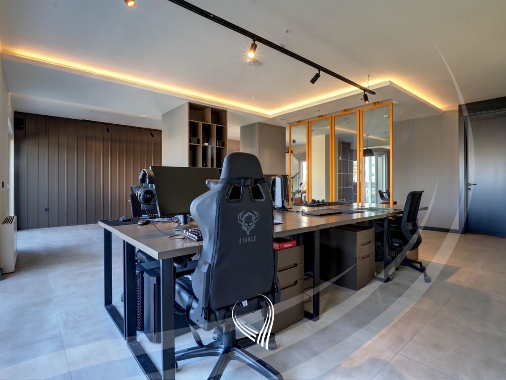 Zyre 180m2 + 70m2 terasë me qira në lagjen Mati 1 – Rruga B3