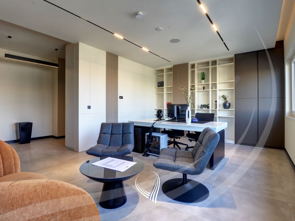 Zyre 180m2 + 70m2 terasë me qira në lagjen Mati 1 – Rruga B5