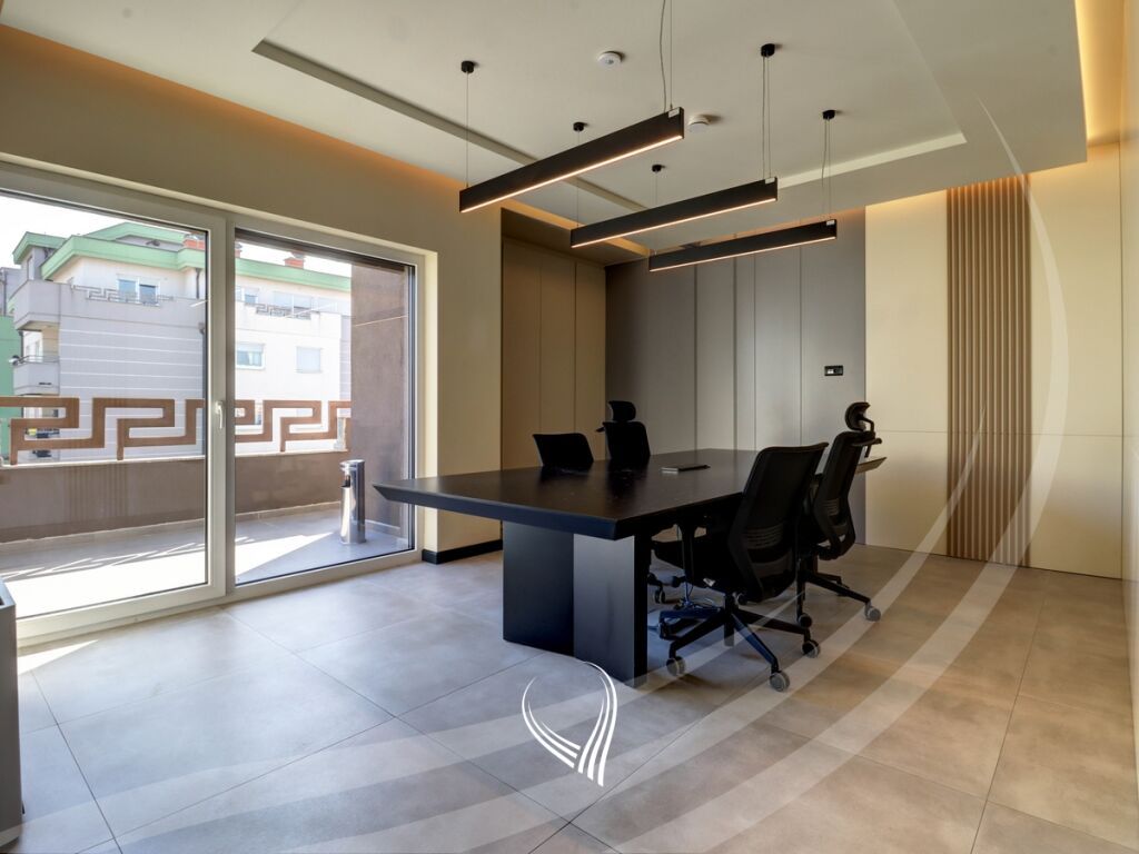 Zyre 180m2 + 70m2 terasë me qira në lagjen Mati 1 – Rruga B6