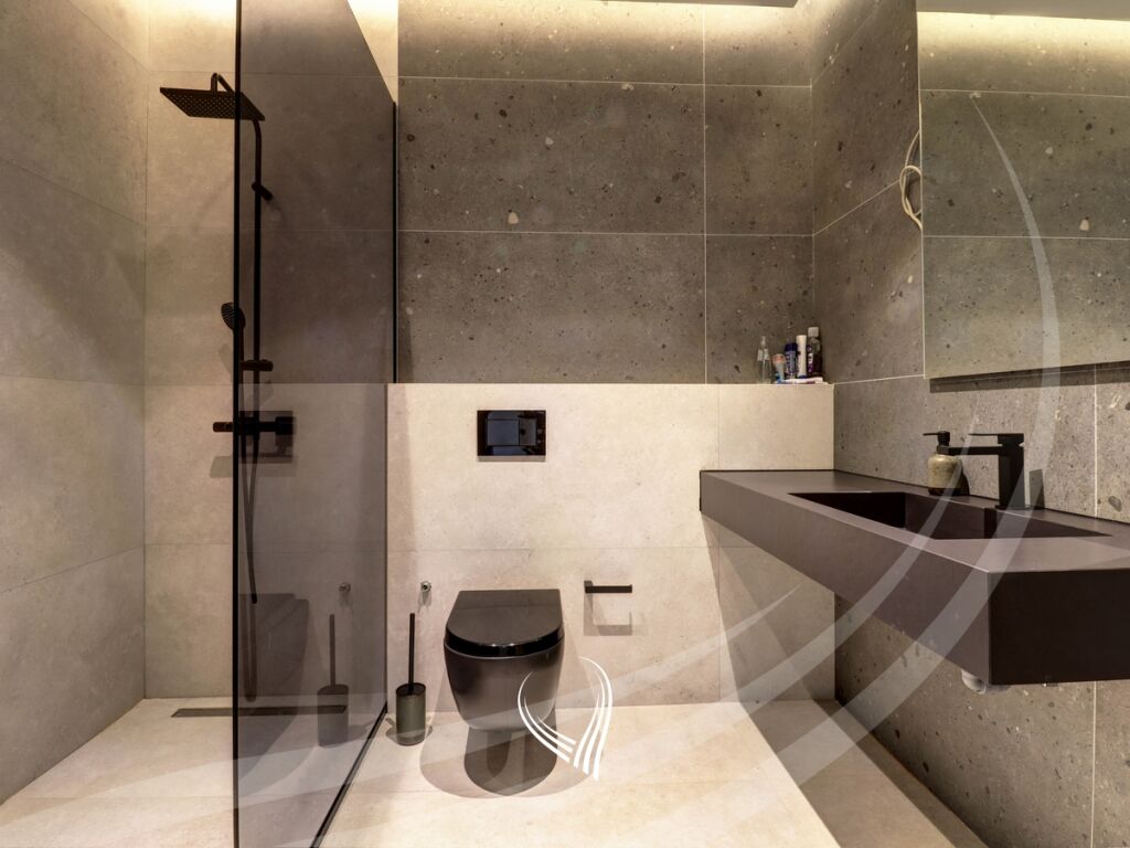 Zyre 180m2 + 70m2 terasë me qira në lagjen Mati 1 – Rruga B11