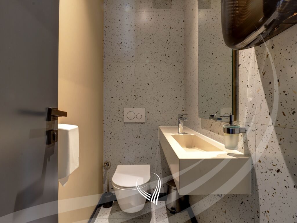 Zyre 180m2 + 70m2 terasë me qira në lagjen Mati 1 – Rruga B12