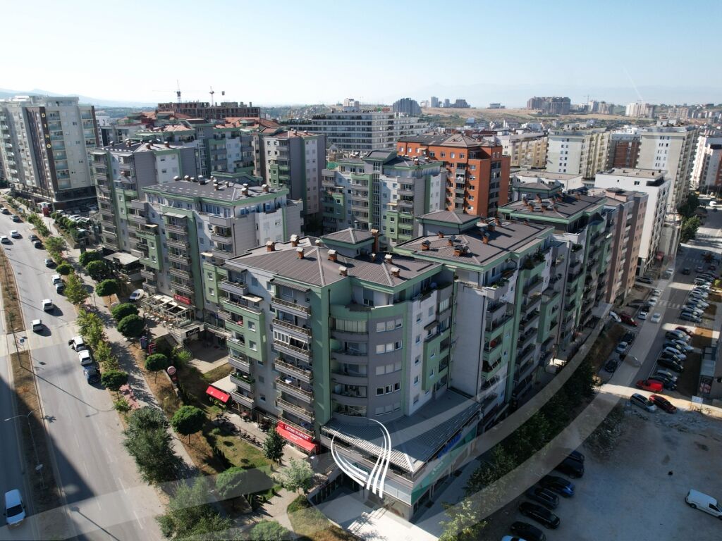 Zyre 180m2 + 70m2 terasë me qira në lagjen Mati 1 – Rruga B14