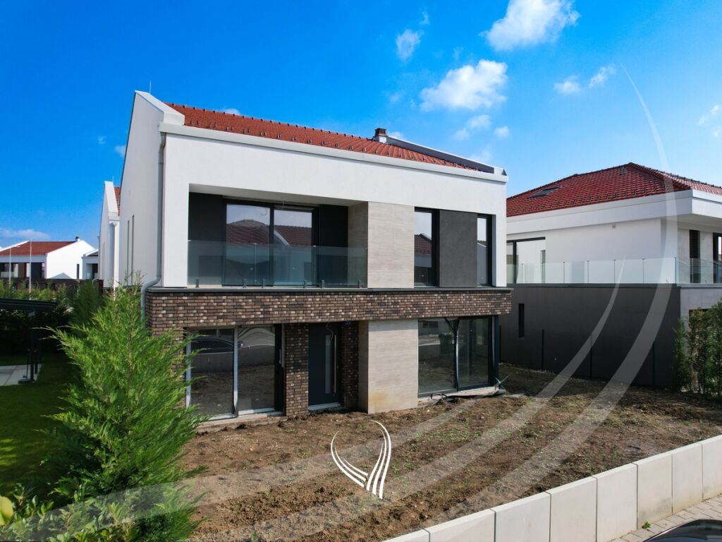 Shtëpi me 4 dhoma gjumi në shitje në lagjen Qëndresa Home0