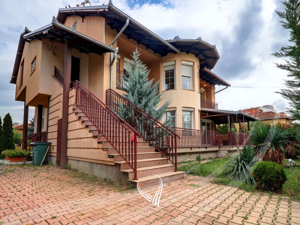 5 bedroom house for rent in Calabria-Emshir neighborhood0