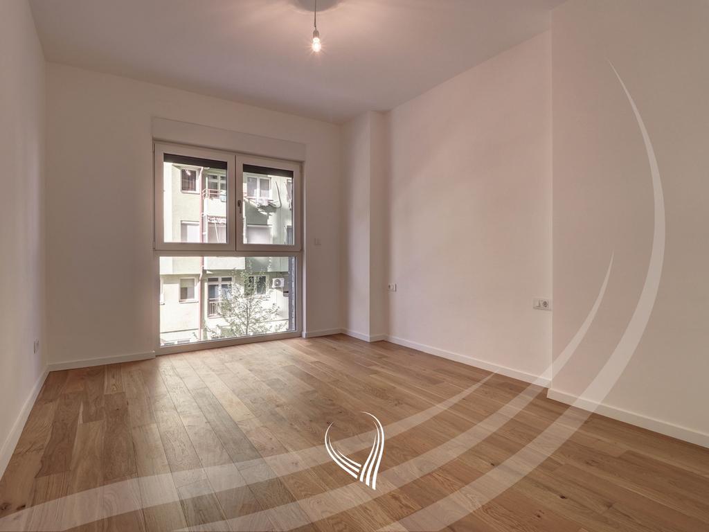 Zyre me 4 dhoma pune me qira në lagjen Mati 14