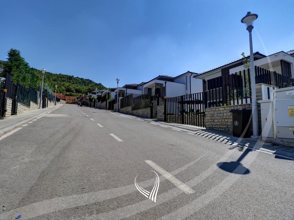 Shtëpi me 4 dhoma gjumi me qira në lagjen Sofalia Hills19