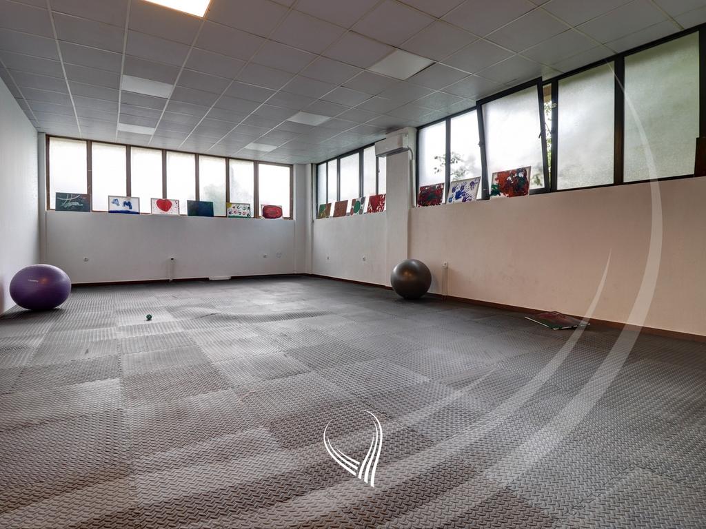 Zyre 280m2 me qira në lagjen Bregu i Diellit12
