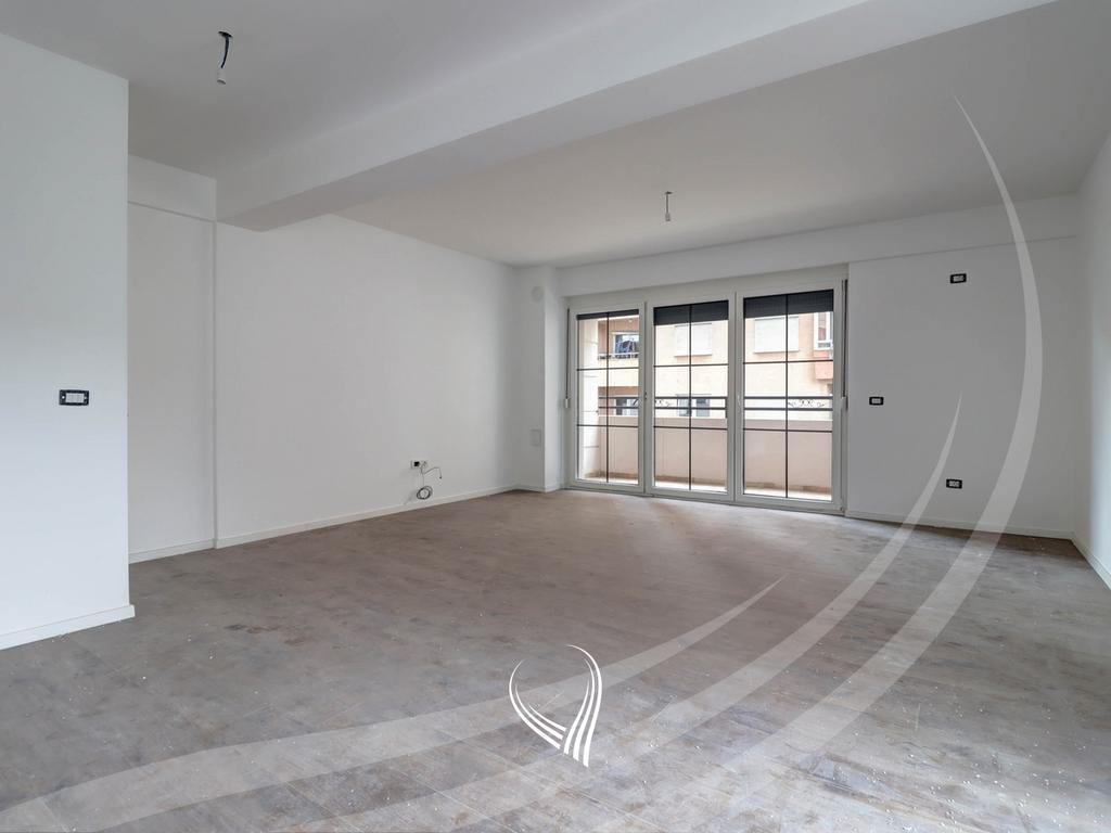 Banesë 141m2 + 95.08m2 terasë në shitje në lagjen Tophane - Orhidea