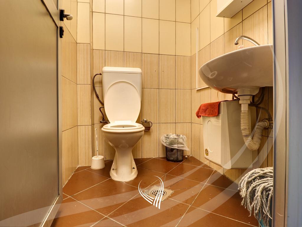 Zyre 200m2 me qira në lagjen Qafa16