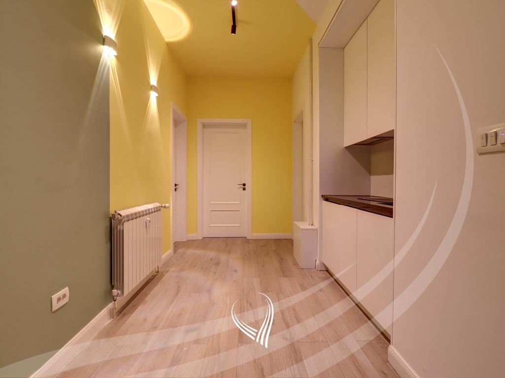 Office space with 3 rooms for rent in the Center8