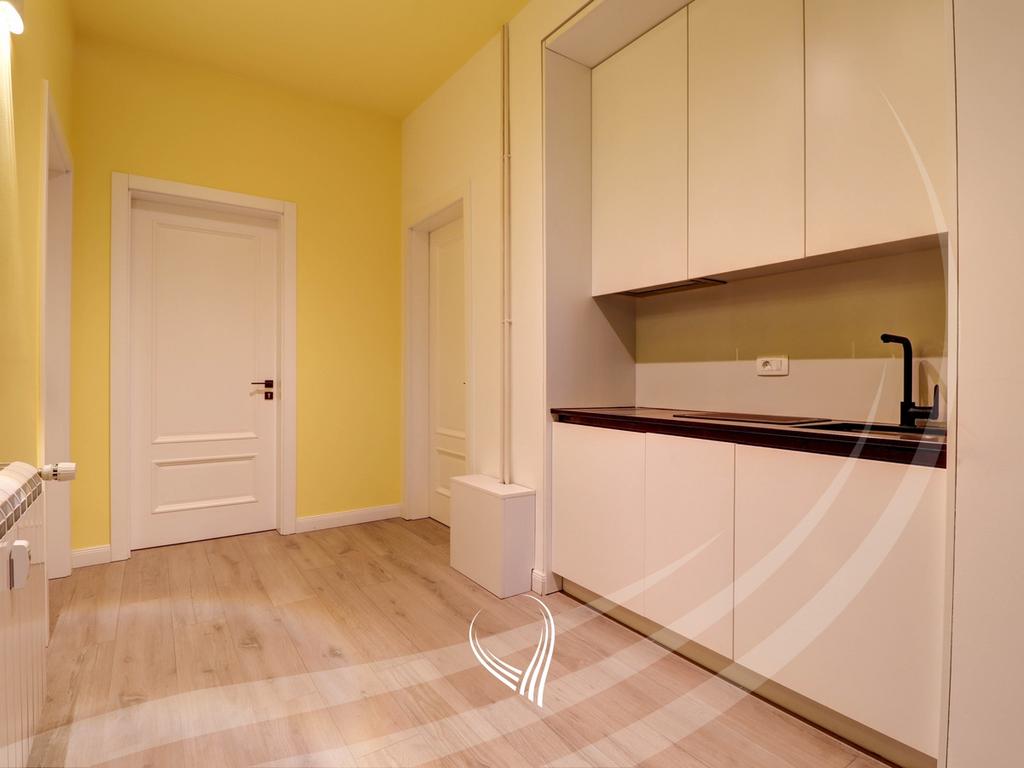 Office space with 3 rooms for rent in the Center9