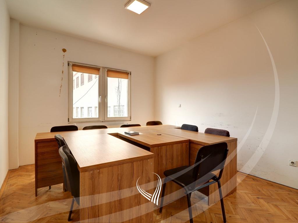 Office space with 3 rooms for rent in the Pejton neighborhood1