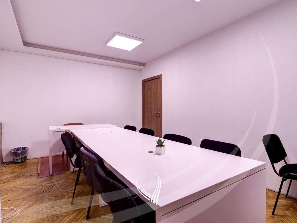 Office space with 3 rooms for rent in the Pejton neighborhood3
