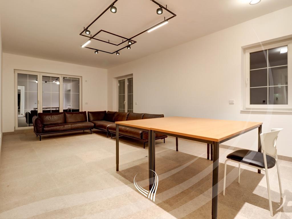 Zyre me 4 dhoma pune me qira në lagjen e Muhaxherëve - Pika Prestige