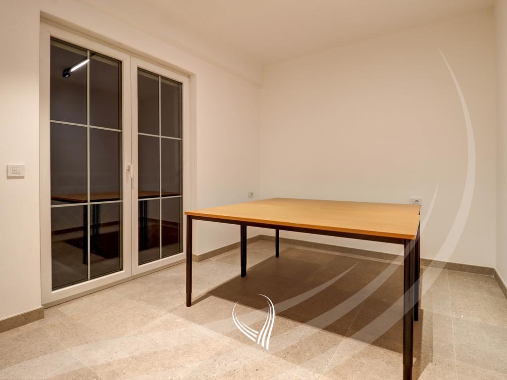 Zyre me 4 dhoma pune me qira në lagjen e Muhaxherëve - Pika Prestige4