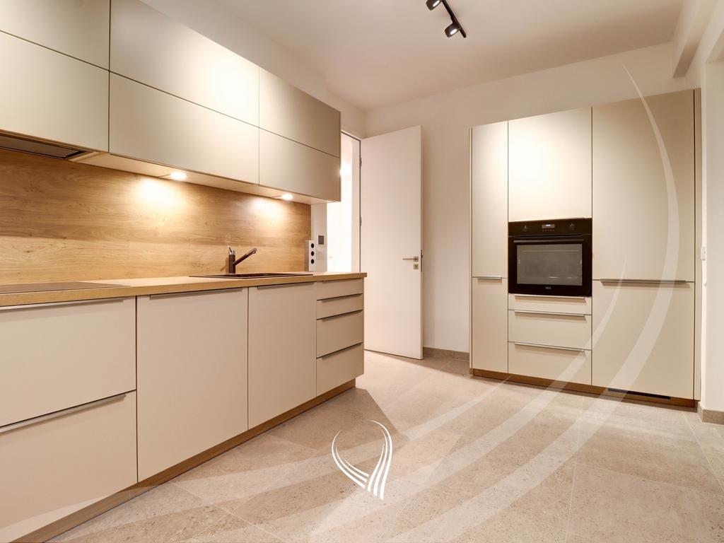 Zyre me 4 dhoma pune me qira në lagjen e Muhaxherëve - Pika Prestige7