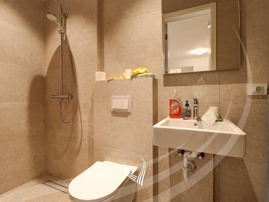 Zyre me 4 dhoma pune me qira në lagjen e Muhaxherëve - Pika Prestige9