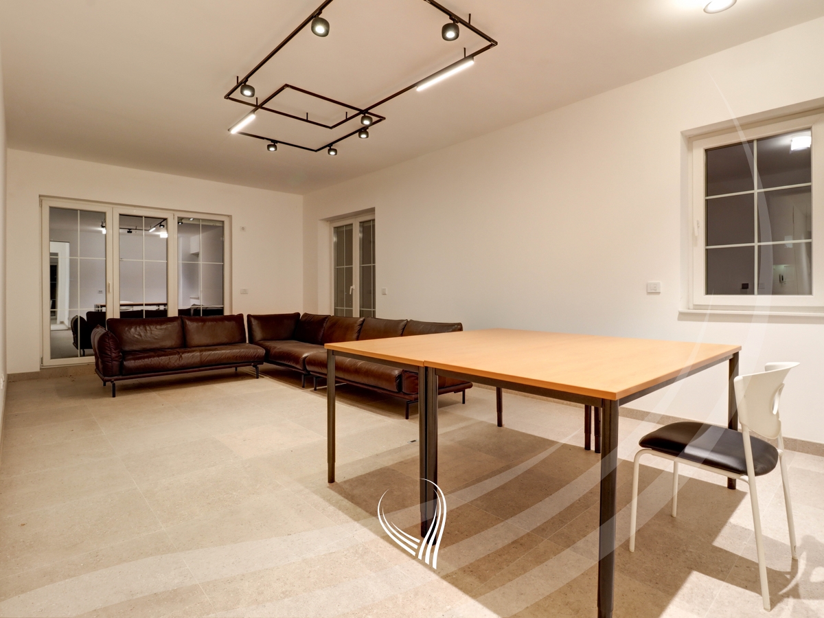 Zyre me 4 dhoma pune me qira në lagjen e Muhaxherëve - Pika Prestige0