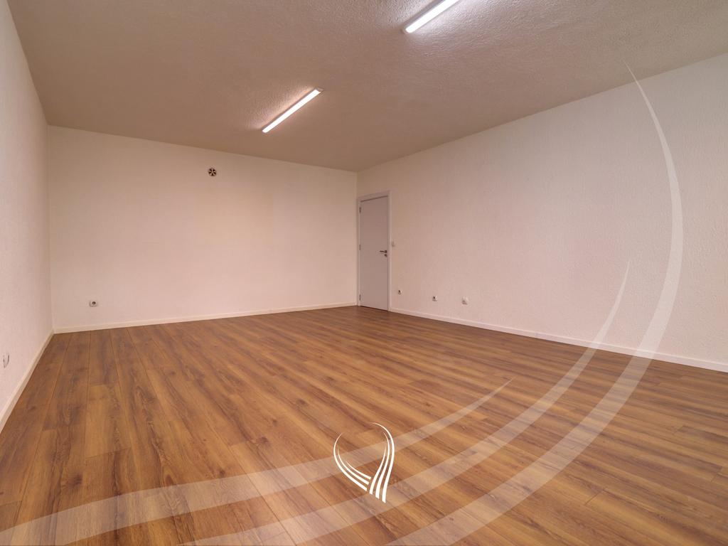 Objekt afarist 430m2 me qira në lagjen Mati 11