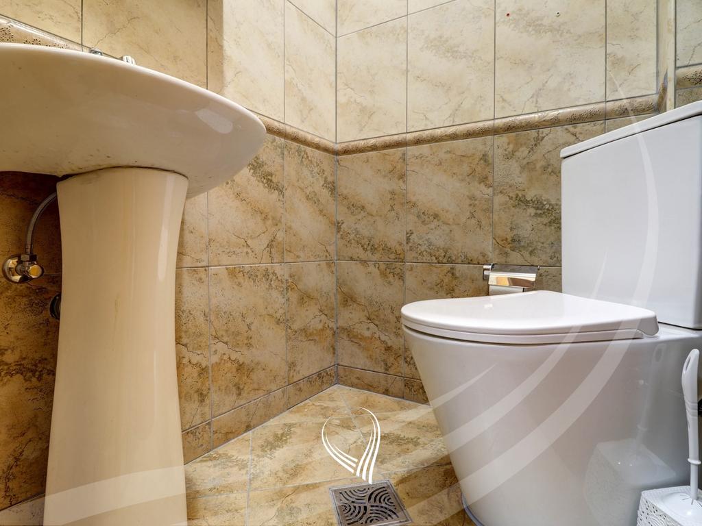 Objekt afarist 430m2 me qira në lagjen Mati 126