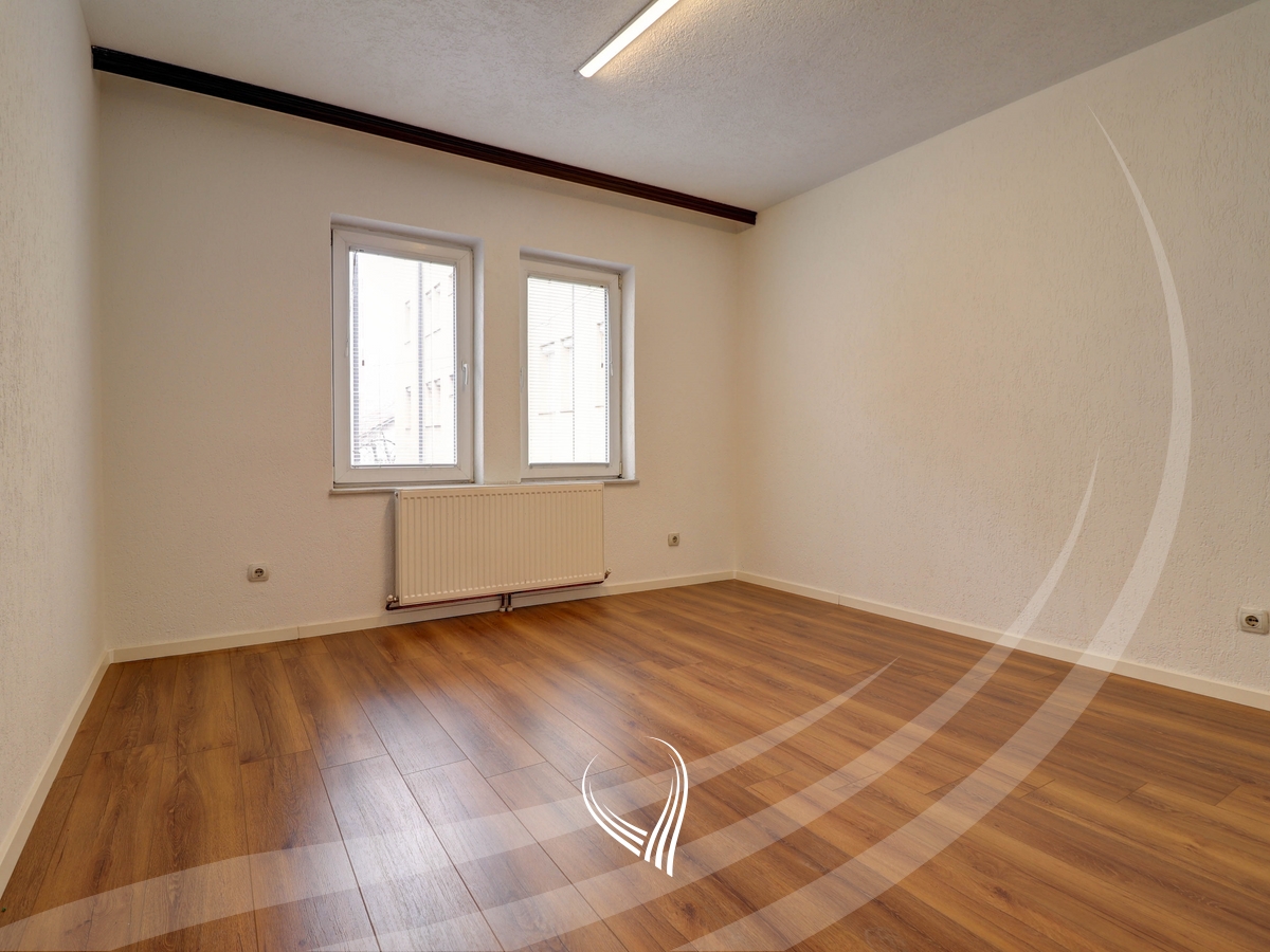 Objekt afarist 430m2 me qira në lagjen Mati 16