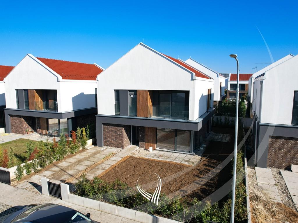 Shtëpi me 3 dhoma gjumi në shitje në lagjen Çagllavicë - Qëndresa Home