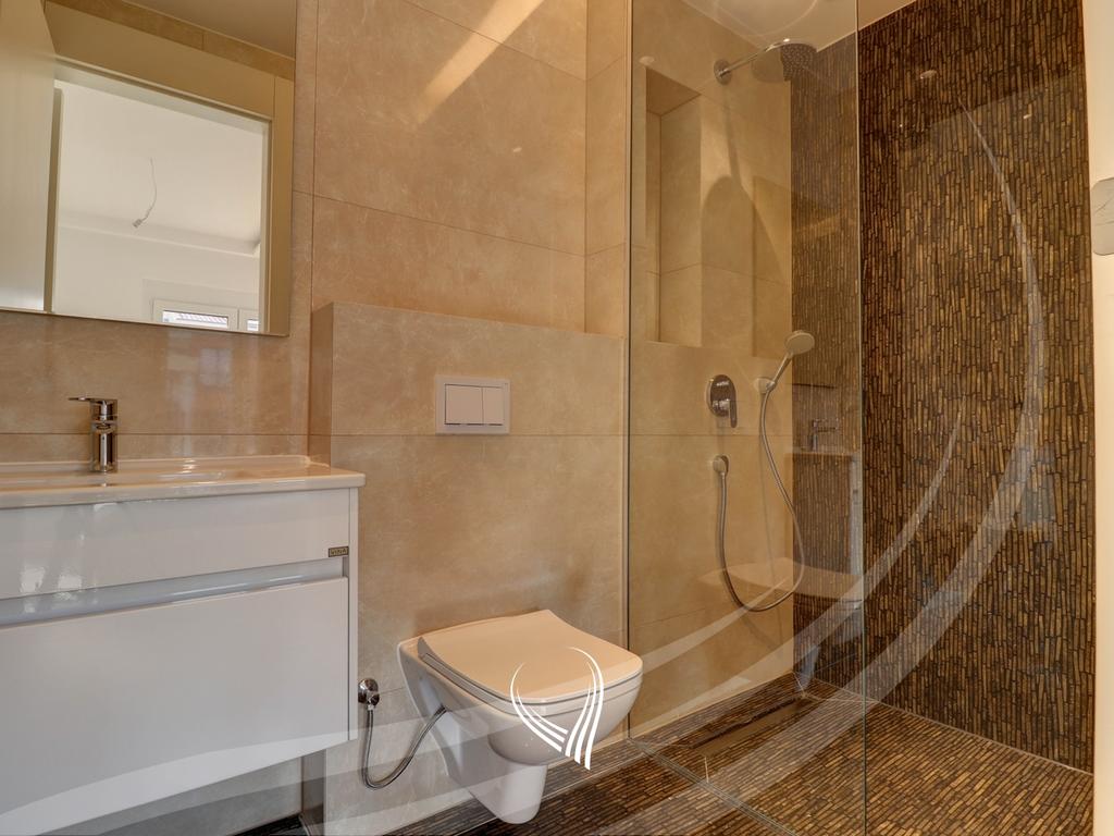 Shtëpi me 3 dhoma gjumi me qira në lagjen Marigona Hill10