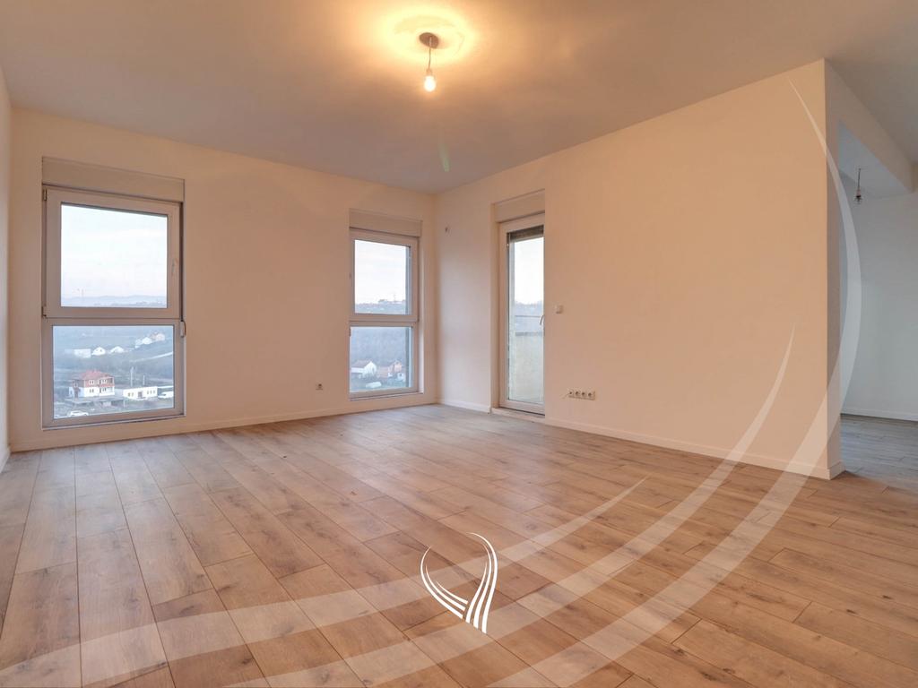 Banesë me 3 dhoma gjumi në shitje në lagjen Mati 1