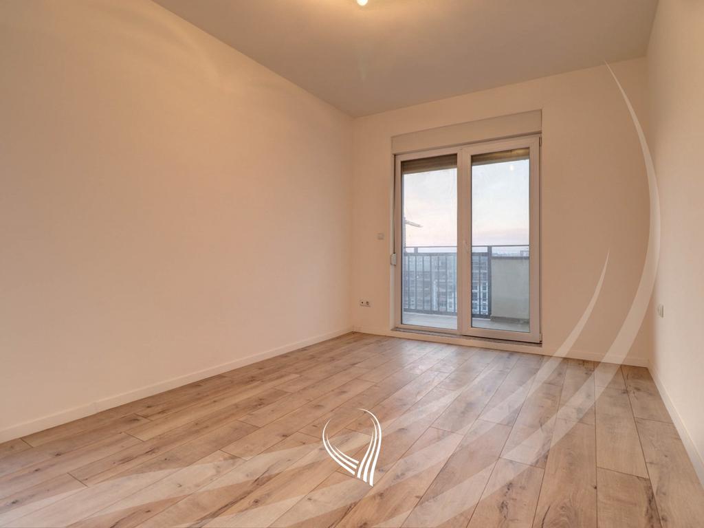 Banesë me 3 dhoma gjumi në shitje në lagjen Mati 16