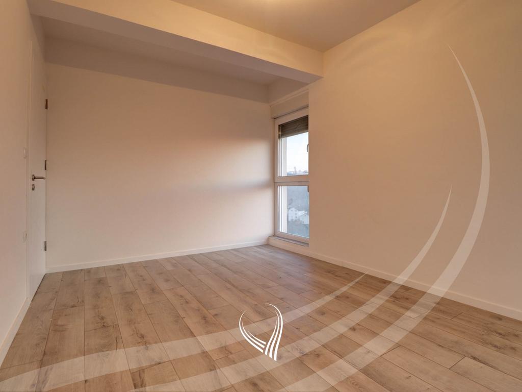 Banesë me 3 dhoma gjumi në shitje në lagjen Mati 17