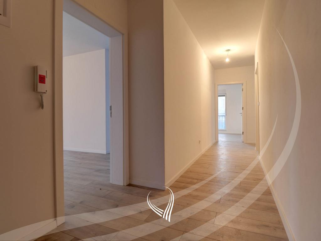 Banesë me 3 dhoma gjumi në shitje në lagjen Mati 19