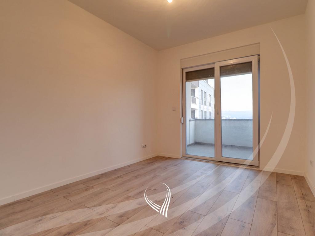 Banesë me 3 dhoma gjumi në shitje në lagjen Mati 12