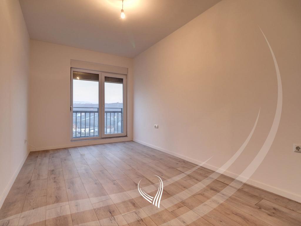 Banesë me 3 dhoma gjumi në shitje në lagjen Mati 14