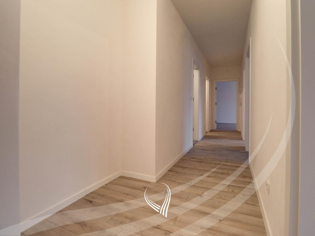 Banesë me 3 dhoma gjumi në shitje në lagjen Mati 18