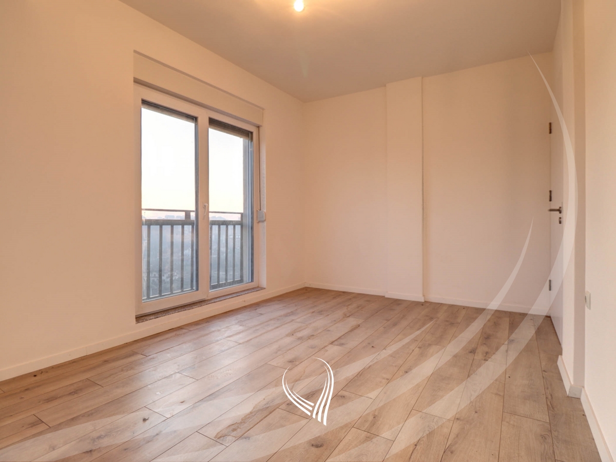 Banesë me 3 dhoma gjumi në shitje në lagjen Mati 15