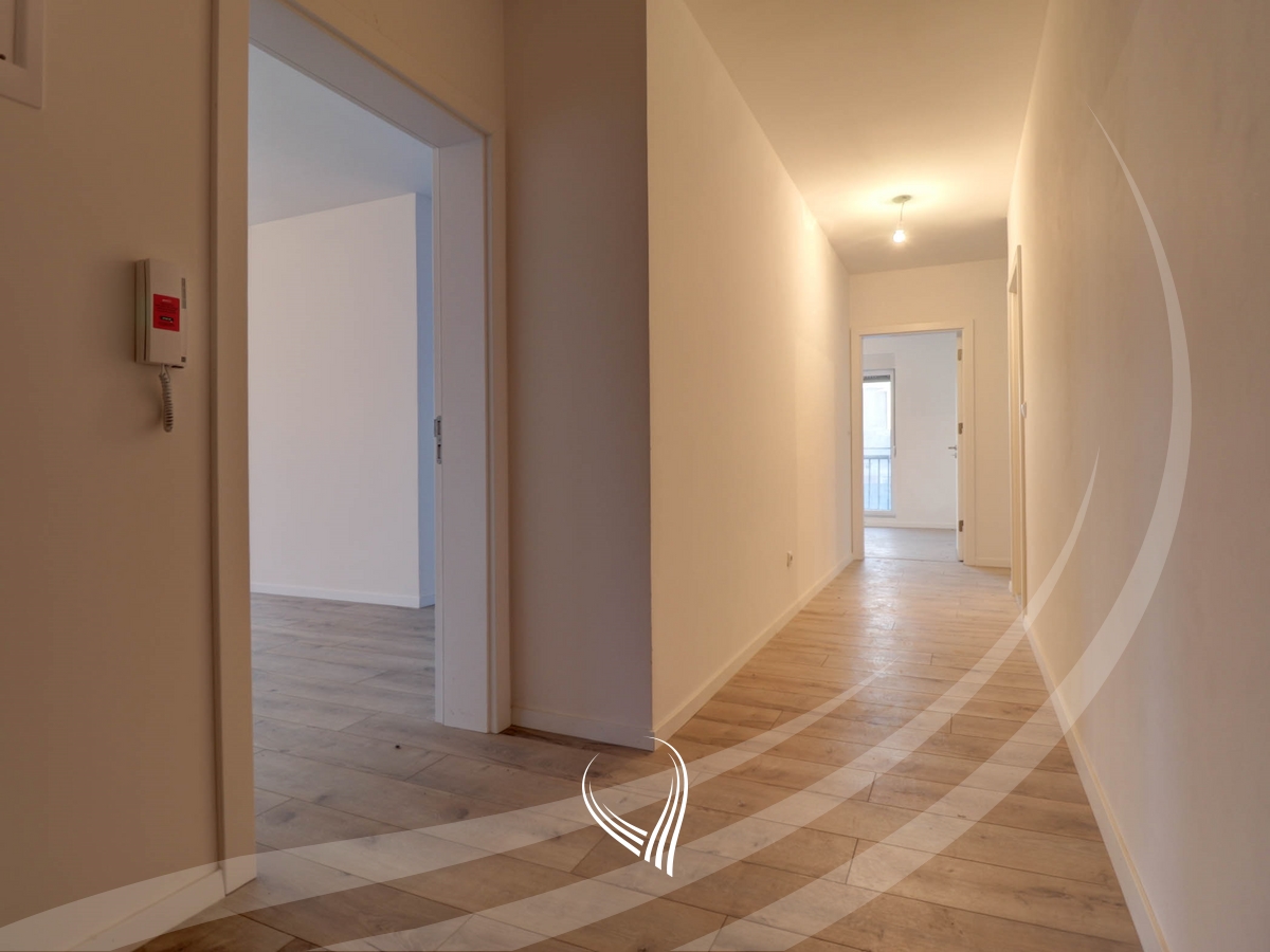 Banesë me 3 dhoma gjumi në shitje në lagjen Mati 19