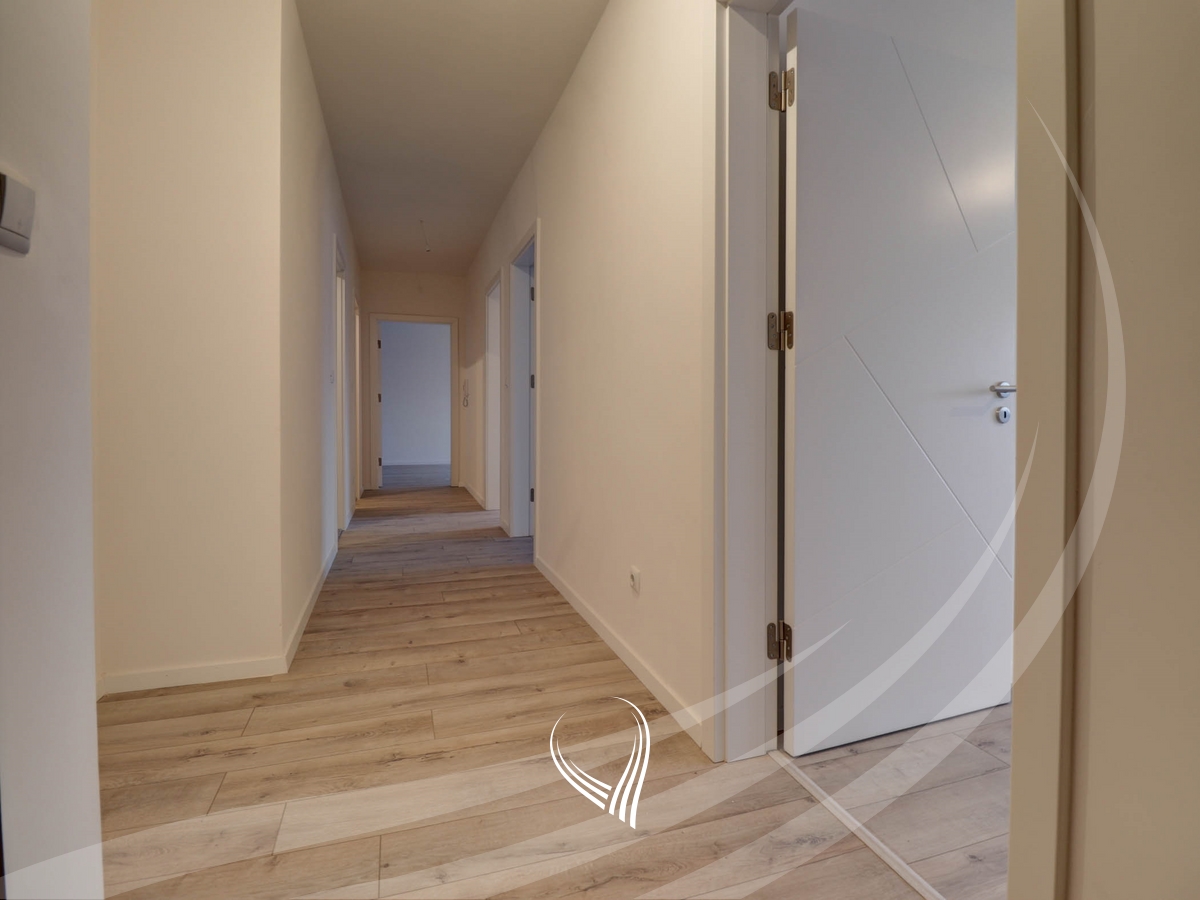 Banesë me 3 dhoma gjumi në shitje në lagjen Mati 17