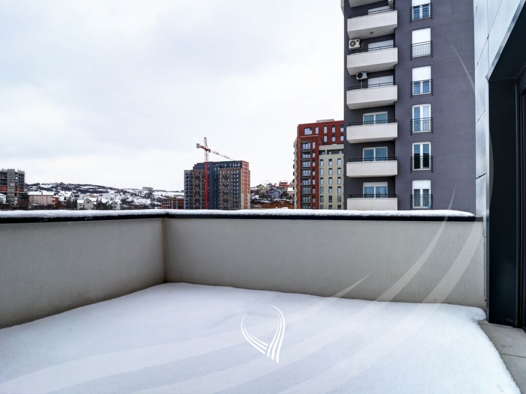 Office with 3 work rooms for rent in the Prishtina e Re neighborhood5