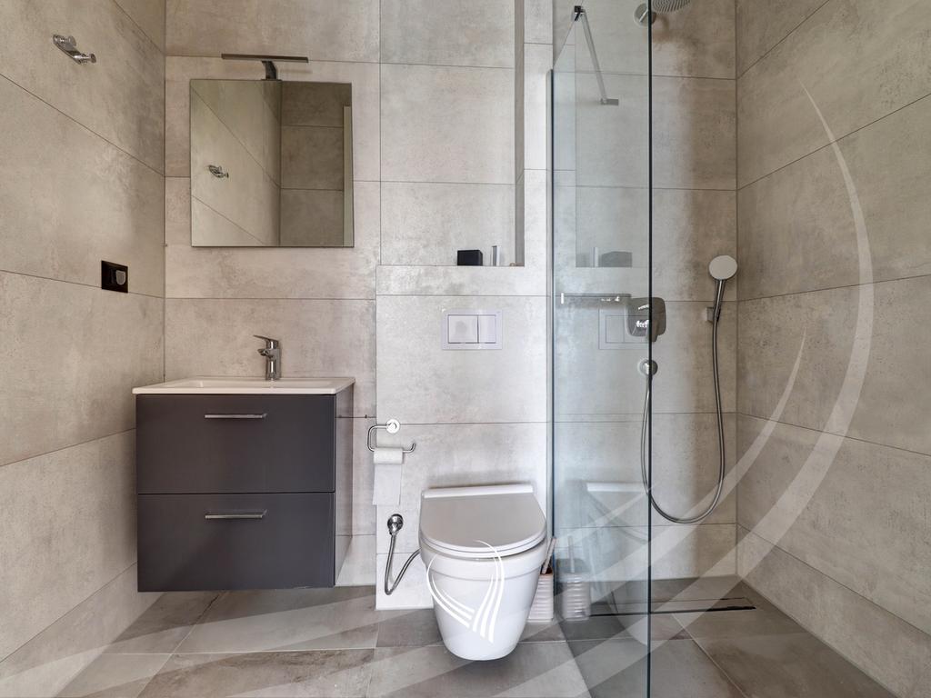 Banesë 245m2 me qira në lagjen Marigona HIll12