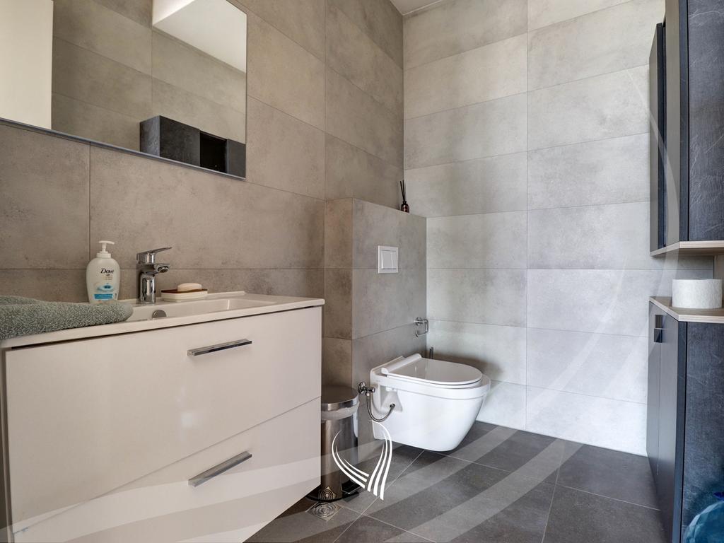 Banesë 245m2 me qira në lagjen Marigona HIll13