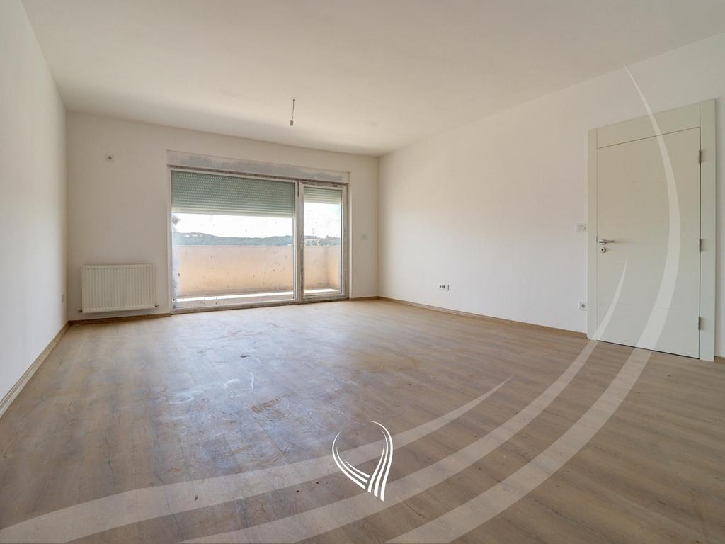 Office space with 4 rooms for rent in the Mati 1 neighborhood1