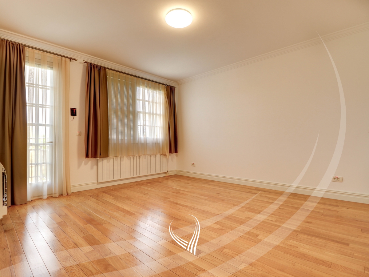300m2 house for rent in International Village1